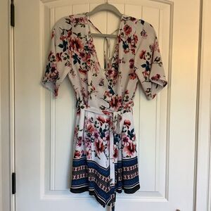 New Francesca’s White Floral Romper 🌺🌼